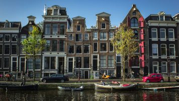 Een aantal woningen aan het water in Amsterdam