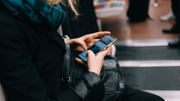 iemand die op zijn telefoon zit