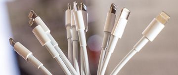 Zoveel kost het je als jij je iPhone-oplader in het stopcontact laat zitten