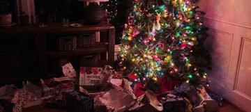 kerst kind pakt alles uit