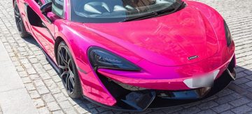 McLaren-geparkeerd-bij-hotel-londen-940x427-c