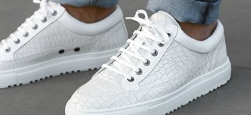 Zo gaan sneakers langer mee Man Man