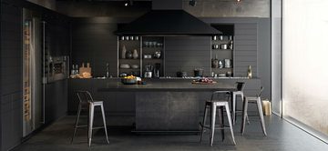 black walls zwarte muren woonkamer inspiratie man man