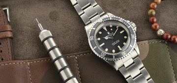 Een horloge met gereedschap