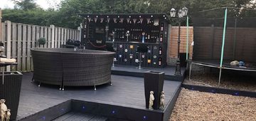 man bouwt eigen bar van pallets