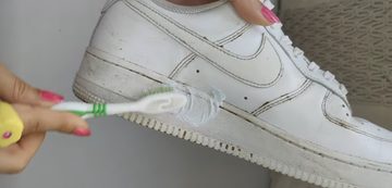 hoe witte sneakers schoonmaken huishoudmiddeltjes