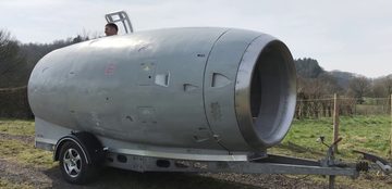 vliegtuigmotor caravan bouwt om man