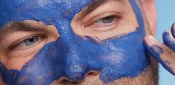 Een man die een gezichtsmasker gebruikt