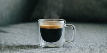 Waarom er in een espresso veel minder cafe&iuml;ne zit dan in andere koffies