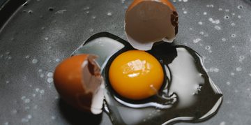 stuk eierschaal uit ei halen hoe