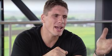 Rico Verhoeven breekt rib interviewer