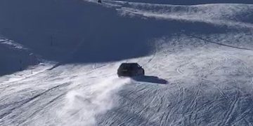 man scheurt van gesloten skipiste Audi A6 (1)