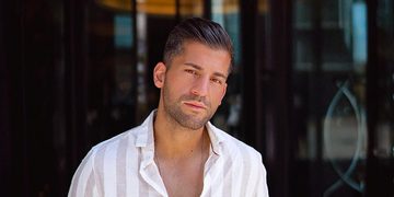 Een man met een overhemd, een kledingstuk dat vrouwen mooit vinden bij mannen
