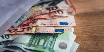 Een stapel briefgeld