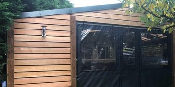 man bouwt bruin cafe in eigen huis