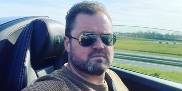 Volkszanger Frans Duijts koopt een nieuwe auto om jaloers van te worden