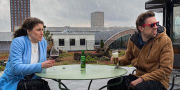 Mattie en Marieke nemen in de regen plaats op het terras-2