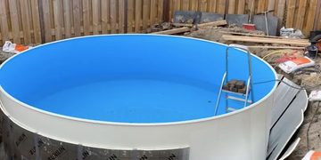 Zo bouw je zelf een eigen zwembad in de tuin voor nog geen 300 euro