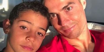 cristiano ronaldo geeft zoon rolex horloge