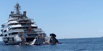 superjacht op het water