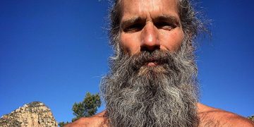 troy casey drinkt eigen urine sixpack fit gezondheid