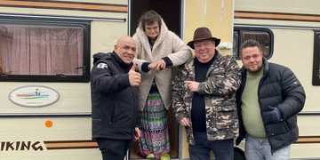 Peter Gillis geeft een caravan cadeau aan een dakloze mevrouw