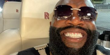 Rick Ross heeft een geschat vermogen van $55 miljoen maar maait nog altijd zijn eigen gras