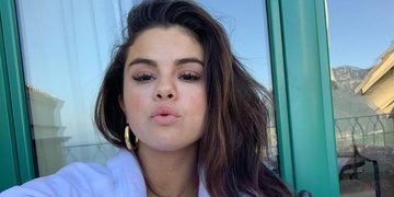 selena gomez plaatst foto met diepe decolate