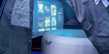 Man bouwt met een beamer, opblaasbare jacuzzi en een tent de beste bioscoop ooit