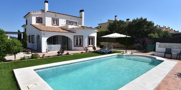 Spaanse villa met zwembad te koop voor een prikkie