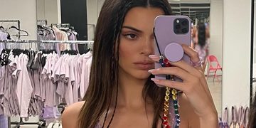 Kendall Jenner geniet volledig zonder kleding van het zonnetje