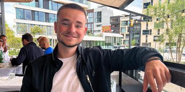 Nederlandse Don de Jong geeft rondleiding door zijn woning