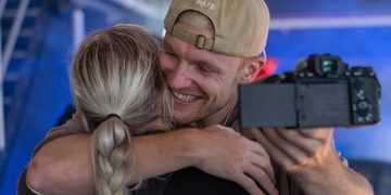enzo knol koopt auto voor vriendin myron koops
