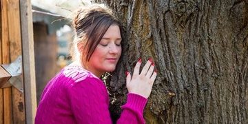 Emma McCabe is klaar met mannen en heeft relatie met boom Tim