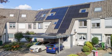 Dit bijzondere huis op Funda hangt vol met kroonluchters en gouden accenten