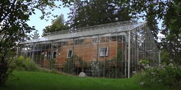 Zweeds stel bouwt een kas om hun huis