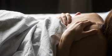 hoe spanning in relatie terug voor in bed lakens