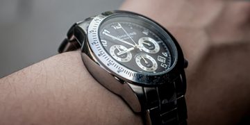 hoe tijd datum horloge verzetten