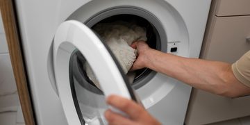sokken en onderbroeken in dekbedovertrek kussenslopen