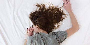 waarom vrouwen niet met nat haar naar bed