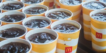 waarom smaakt coca cola bij mcdonald's anders