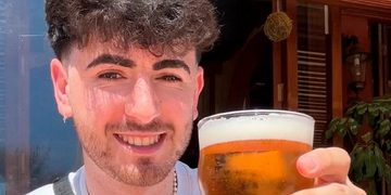 In plaats van een kratje koopt jongeman (22) van dat geld een ticket naar Ibiza &eacute;n een biertje in de zon