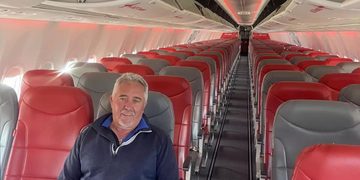 Man is de enige passagier in het vliegtuig