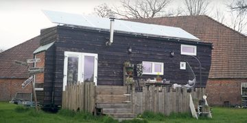 koppel bouwt tiny house