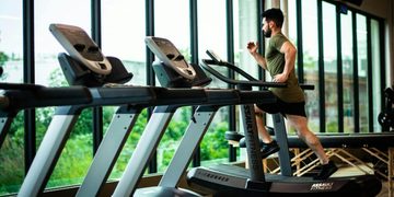 Een man in de sportschool