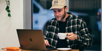 Man aan het werk in caf&eacute;