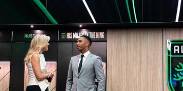 Oud-Ajax speler Danny Hoesen runt eigen kapperszaak
