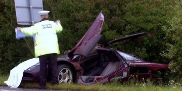 Rowan Atkinson Rowan Atkinson crasht twee keer met zijn auto, maar verkoopt hem alsnog met $ 11 miljoen winst verkoopt auto voor 11 miljoen