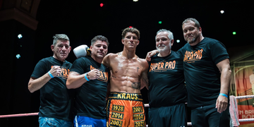 Gradus Kraus samen met coaches Dennis Krauweel en Peter Fury op de foto na een winstpartij in Engeland
