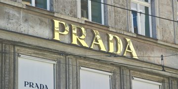 Prada overname Versace andere modehuizen